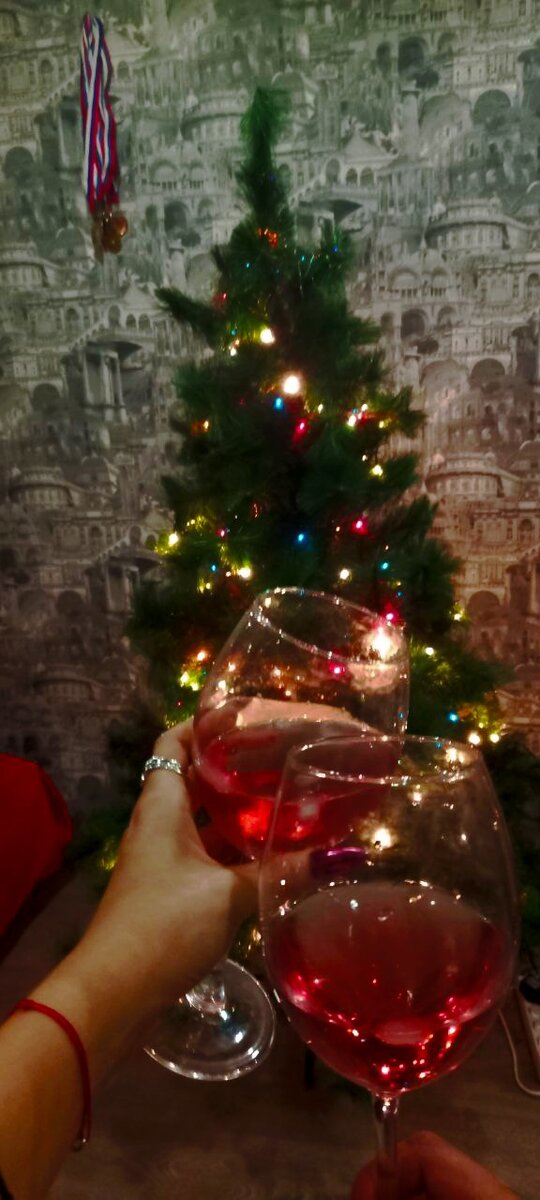 Приступаем к украшению ëлки. Гирлянды есть! Шампусик тоже! 