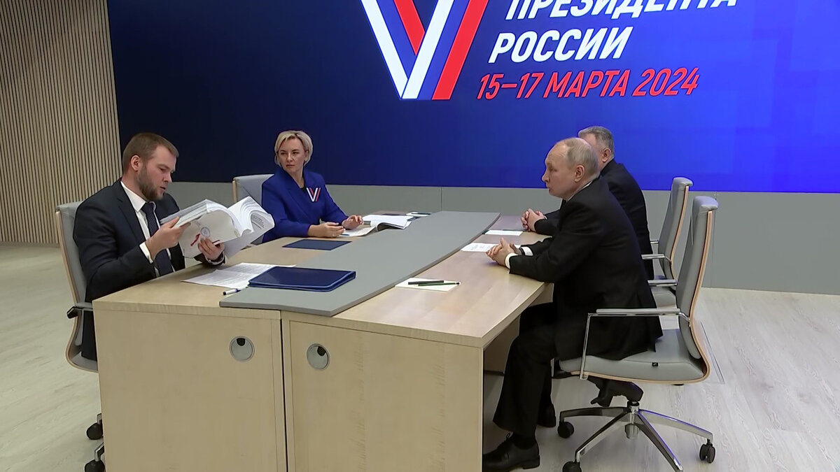 Когда показали эти кадры я сразу пошутил: интересно, а паспорт проверят? Позднее в сюжете дали ответ на этот вопрос! И тут же родилась другая шутка: в графе выдан "канцелярия Господа Бога". А если без шуток, то в общественно-политической жизни президента произошли разительные перемены. Началась совсем другая игра. Но об этом в другой раз! 