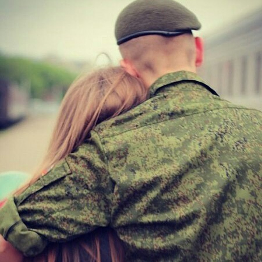 Жена военного 1. Девушка солдат. Обнимает военного. Солдаты обнимаются. Парень солдат и девушка.