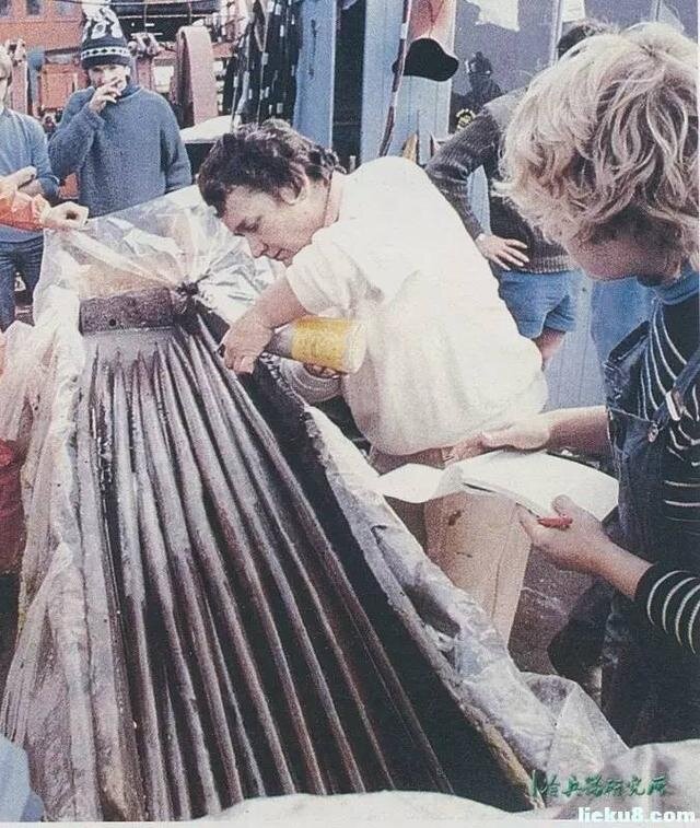 Маргарет Рул открывает сундук с длинными луками с боевого корабля «Мэри Роуз».