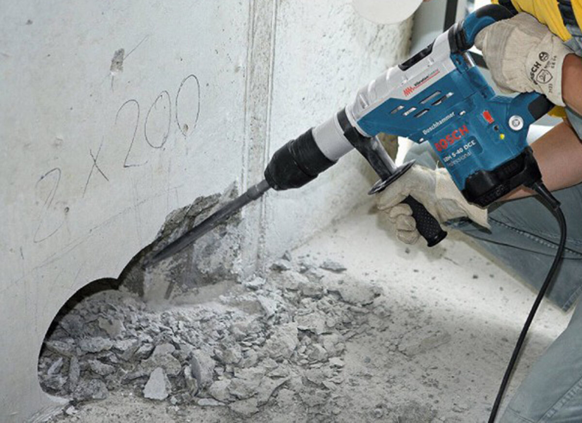 Демонтаж участка бетонной стены в периметре будущего проёма. 