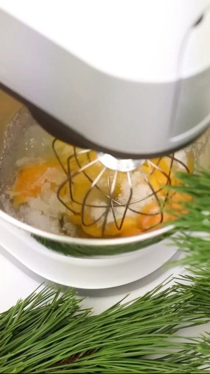 1. Взбиваем яйца с сахаром до пышности