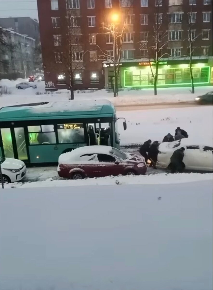 Пассажиры автобуса в Петрозаводске вынесли на руках мешавшую проехать  легковушку | Столица на Онего - новости Петрозаводска и Карелии | Дзен