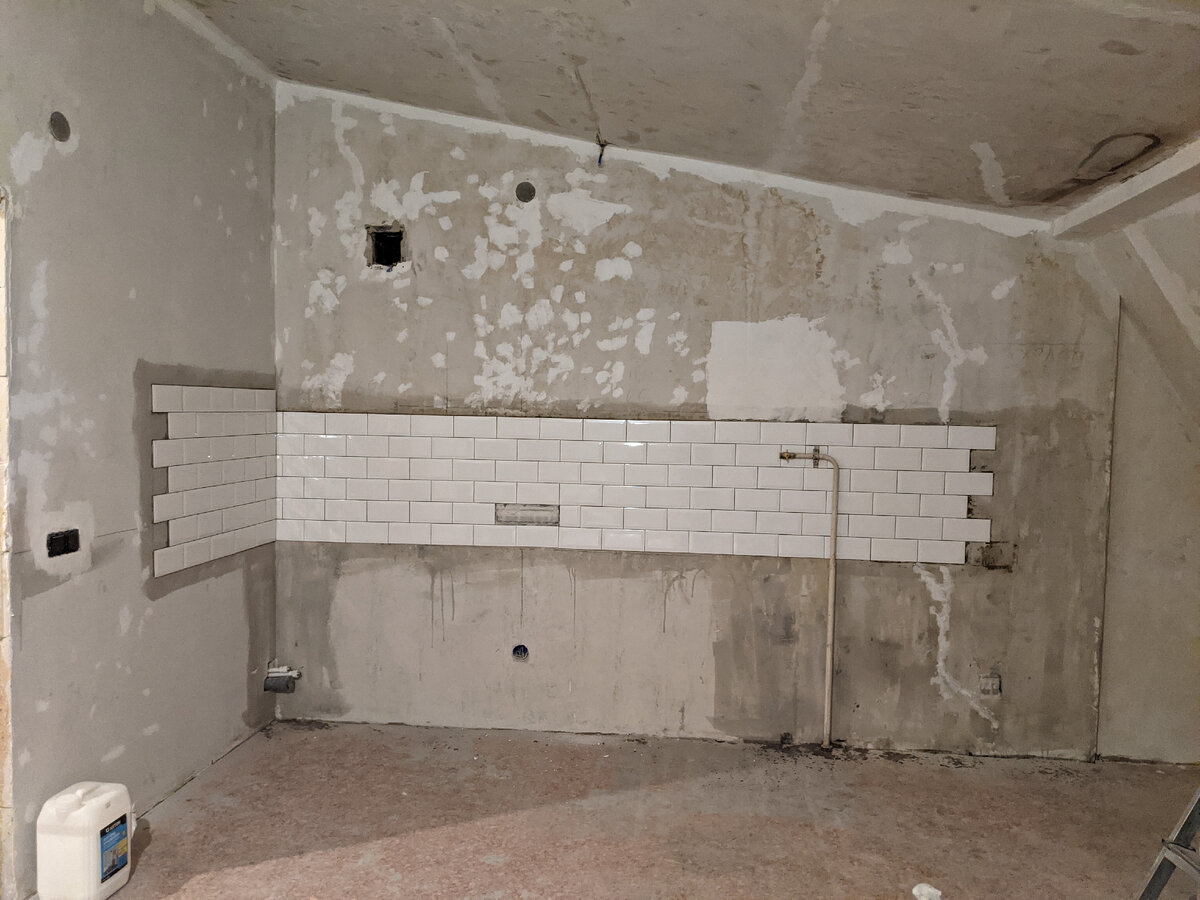 Кистью загрунтовали вокруг фартука, потом уже валиком все остальные стены и потолок.