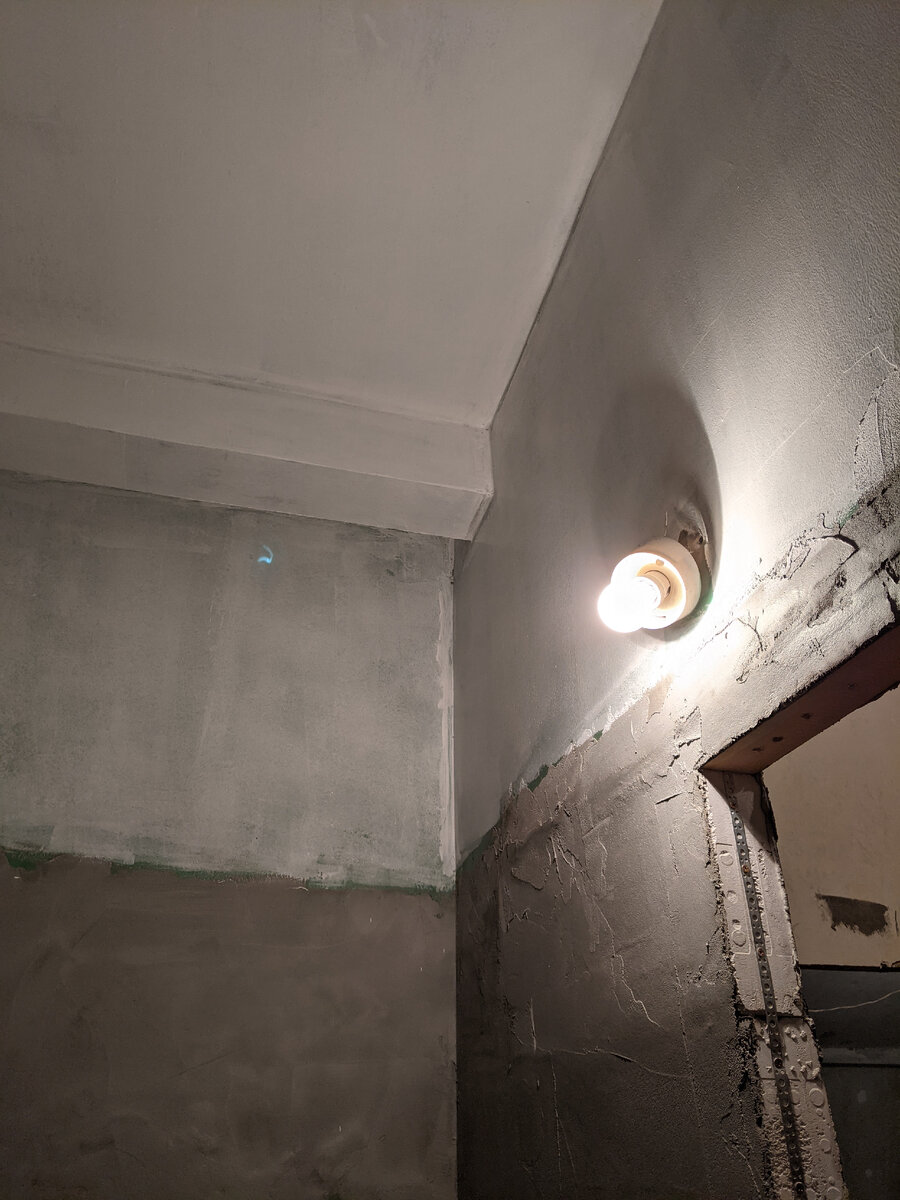 Лампочка пока висит старая. Покрасим, потом можно  заменить.