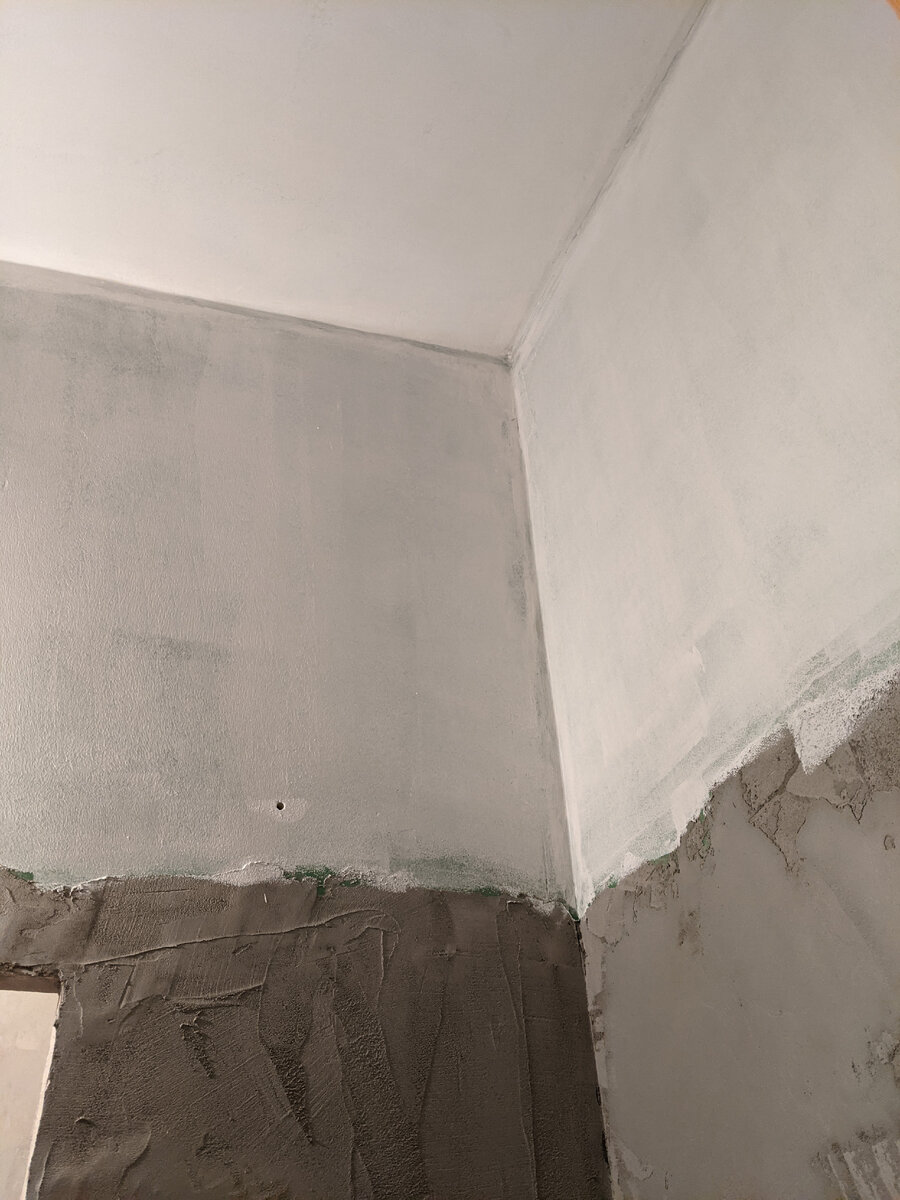 Приятно удивила краска - белый цвет в один слой уже неплохо так перекрыл темно-зелёный