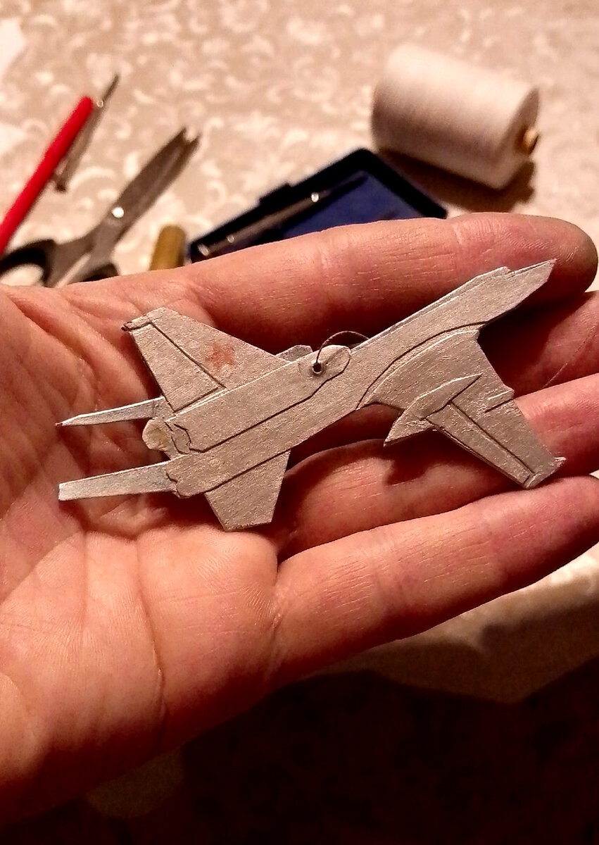 Бумажный Ту-22 готов летать вокруг ёлки. 