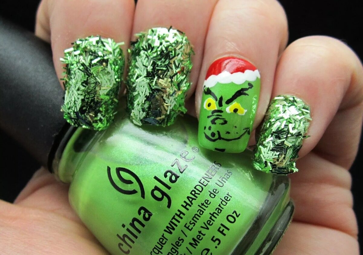Новогодний маникюр салатовый. Новогодний маникюр год дракона зеленого. Маникюр новогодний зелёный менделеева форма 2022. Маникюр на новый год зеленый. Новогодний маникюр зеленый.