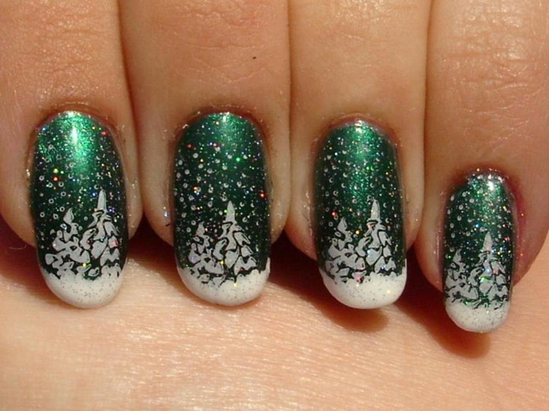 One nail изумрудный с шиммером. маникюр зелёный с блестками. маникюр новогодний 2024 зеленый с блестками. зеленый лак с блестками. маникюр с елкой.
