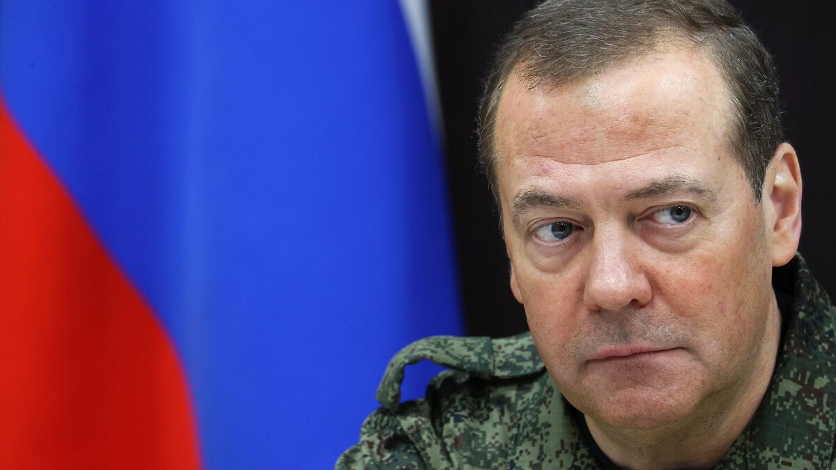    Зампред Совбеза РФ Д. Медведев посетил полигон "Алабино"© РИА Новости . Екатерина Штукина