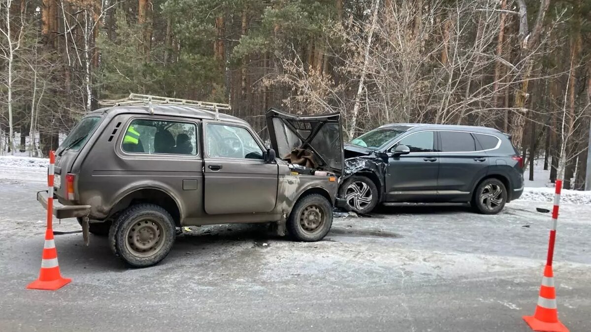     Трагедия произошла в воскресенье днем на тюменской трассе. На 4-м километре Салаирского тракта столкнулись Niva и Hyundai Santa Fe.