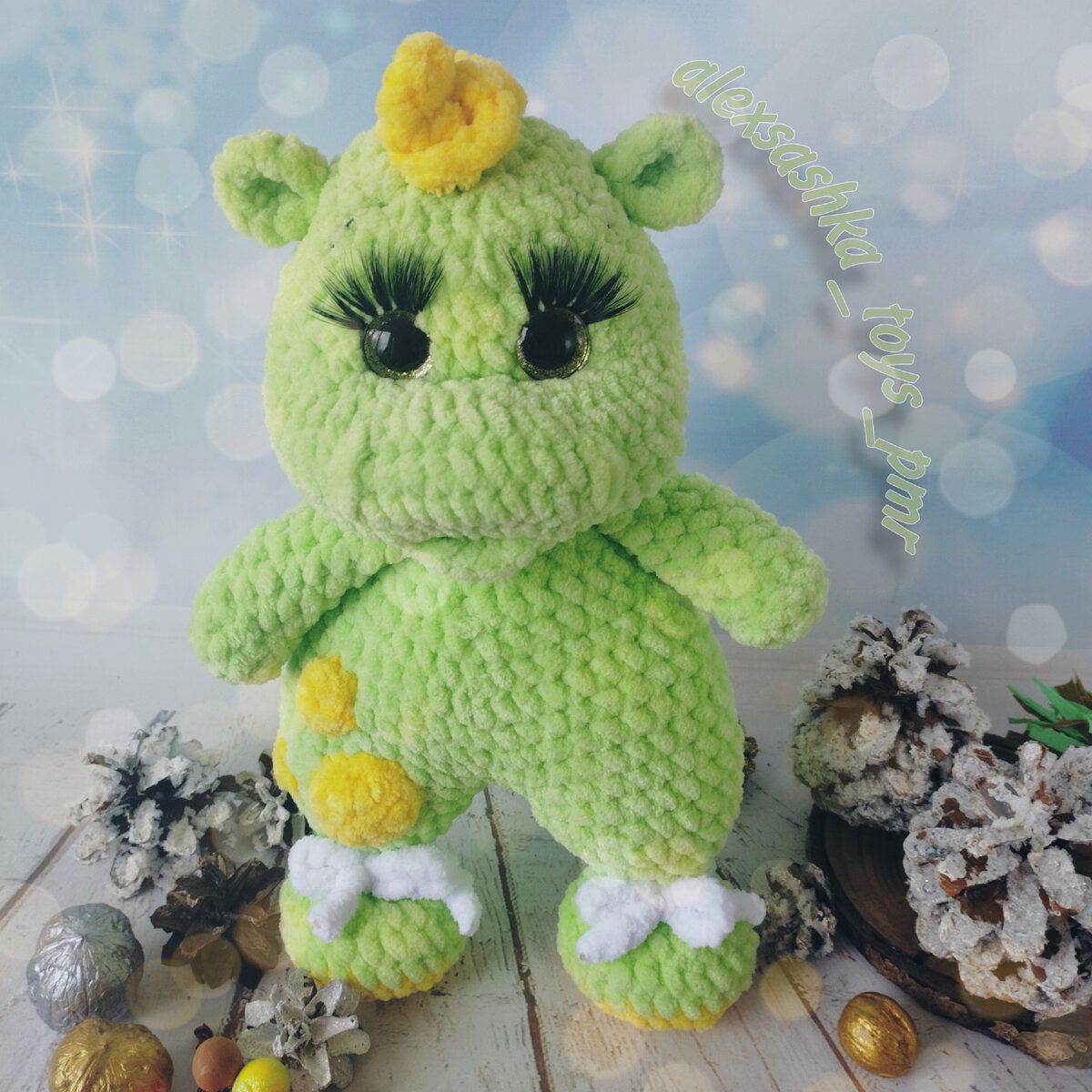 🐉✨ Сказочный Дракончик: Магия и Тепло в Одном Облике! ✨🐉

Привет, друзья мои! Позвольте представить вам нашего нового участника — милого дракончика в мягкой светло-салатовой пряже! 🌈

Этот чудесное создание несет в себе долю магии с каждым взмахом своих крыльев и изгибом своего великолепного гребня. 🌟 В каждой петле и узоре тепло, сделанное с любовью и вниманием.

Размер дракончика (24 см) — просто идеален для того, чтобы его можно было держать в руках и носить с собой повсюду. 🌌 А его невероятные крылья добавляют ему легкости и воздушности.

Погрузитесь в мир вязаных сказок и добавьте немного волшебства в свою жизнь! 🧶📖

💚 Этот дракончик выполнен в светло-салатовом цвете но возможны и другие цвета по вашему выбору!
💰 Стоимость: 250 руб.