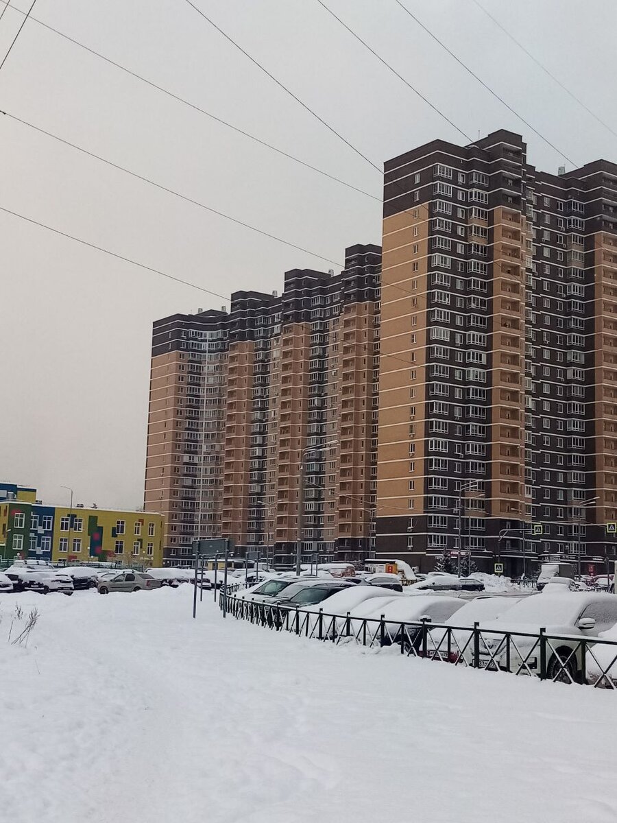 Этот садик сдали первым, мы туда не смогли перевеститсь, мест не было, пришлось ходить в тот, который мы и посещали до переезда в районе Керамики