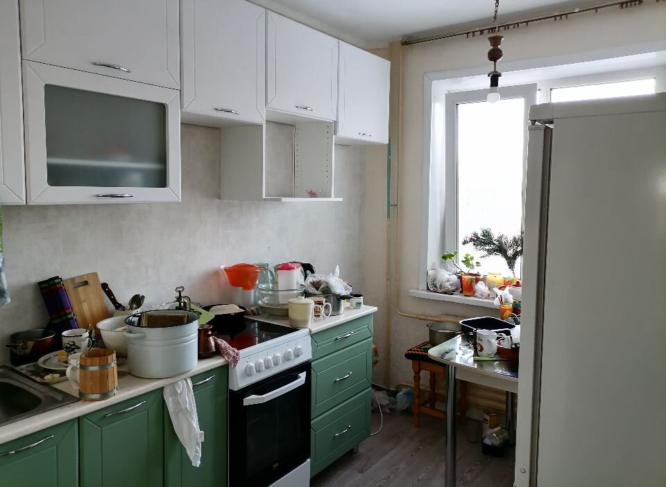 Холодильник не на своем месте стоит