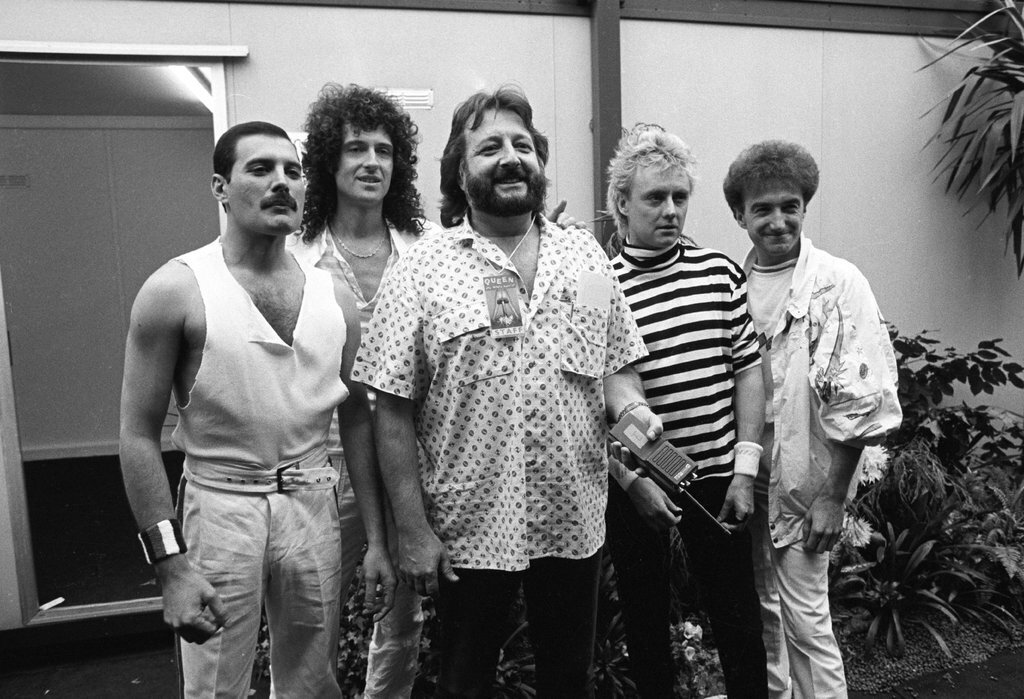 Джерри Стикеллс с музыкантами Queen в 1986 году
