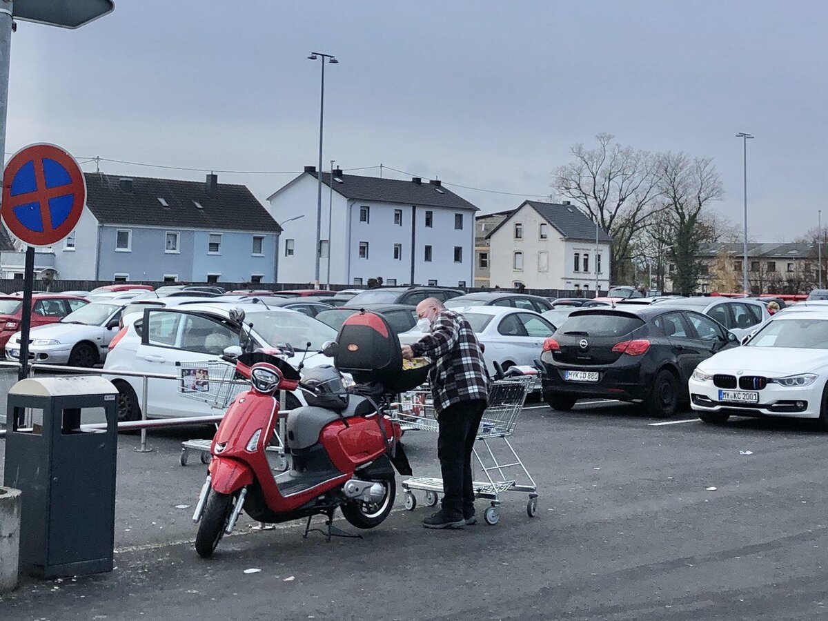 Вот такие самостоятельные пенсионеры в Германии. Приезжают за продуктами на мопедах.