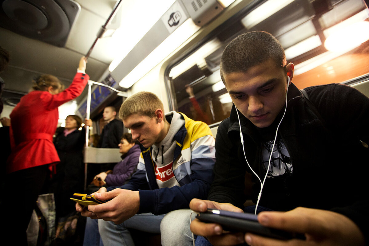 V metro. Люди в наушниках в метро. Наушники в общественном транспорте. Подростки в общественном транспорте. Подросток в метро.