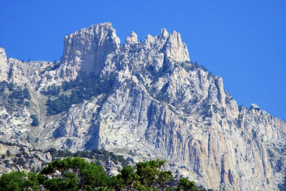 Высота горы ай петри в крыму. Гора ай Петри. Ялта гора ай-Петри. Крымские горы ай Петри. Гора ай-Петри в Крыму высота.