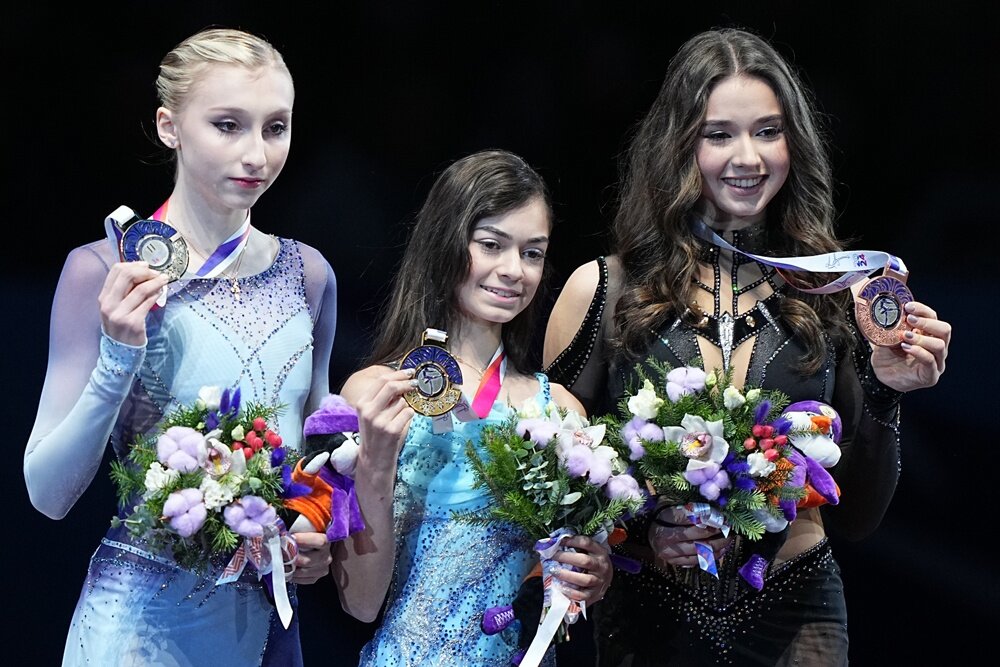    Призеры женского одиночного катания чемпионата России (слева направо): Софья Муравьева - серебряная медаль, Аделия Петросян - золотая медаль, Камила Валиева - бронзовая медаль, на церемонии награждения. / Александр Вильф/РИА Новости