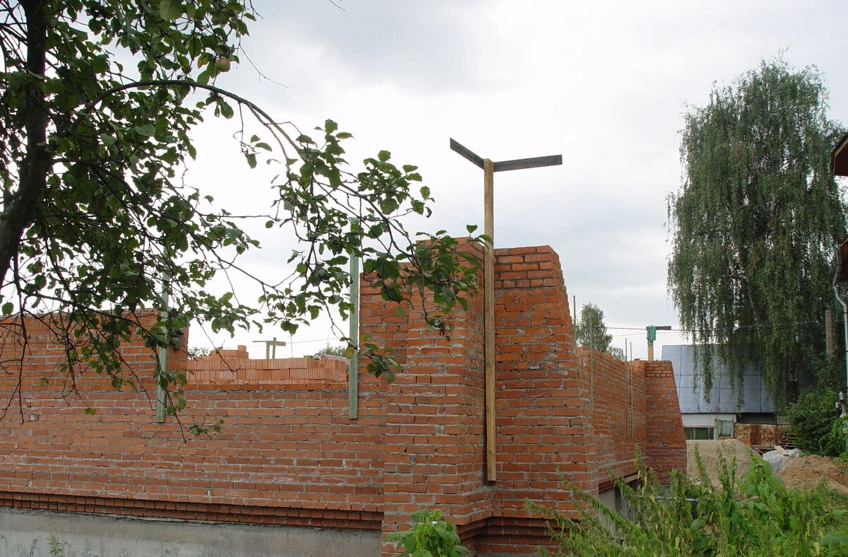 Не совсем в тему. Здесь мы делали кладку под штукатурку.