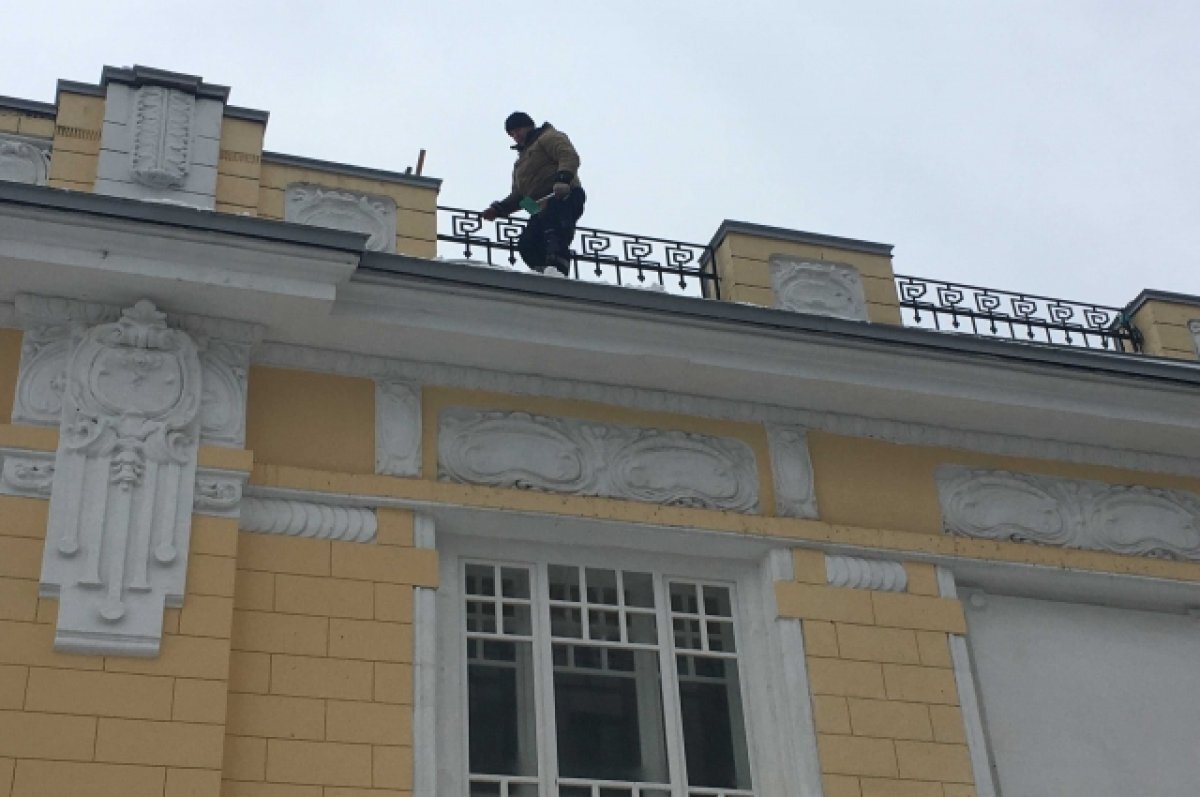    С крыши жилого дома в Перми свешивается огромная снежная глыба