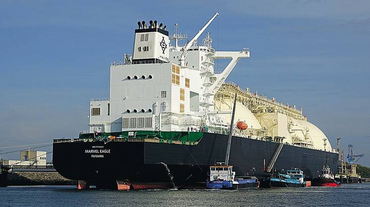     Отказ от российского трубопроводного газа вынудил европейцев экстренно наращивать мощности по приему СПГ. На фото: плавучая система для хранения, переработки и отгрузки сжиженного природного газа (FSRU) Alexandroupolis прибыла в Грецию из Сингапура 17 декабря 2023 года на место своего постоянного базирования. Мощность системы — 5,5 млрд кубометров в год. Для сравнения: мощность выведенных из строя в результате террористических актов двух ниток трубопровода «Северный поток» — 110 млрд кубометров