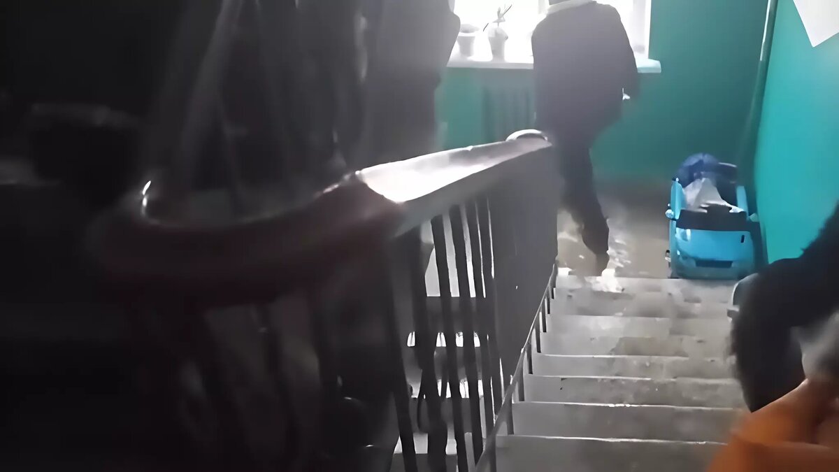     За неделю до Нового года в одном из домов Центрального района по улице Советской затопило полтора десятка квартир. Управляющую компанию несколько раз предупреждали, но жильцов уверяли, что «всё в порядке».