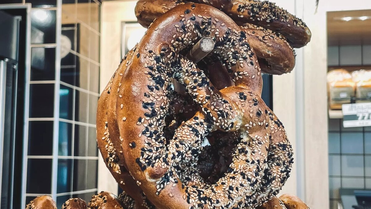     В Ростове водитель легковушки протаранил двери магазина с хлебобулочными изделиями на улице Малахитовой, сообщили в социальных сетях очевидцы.