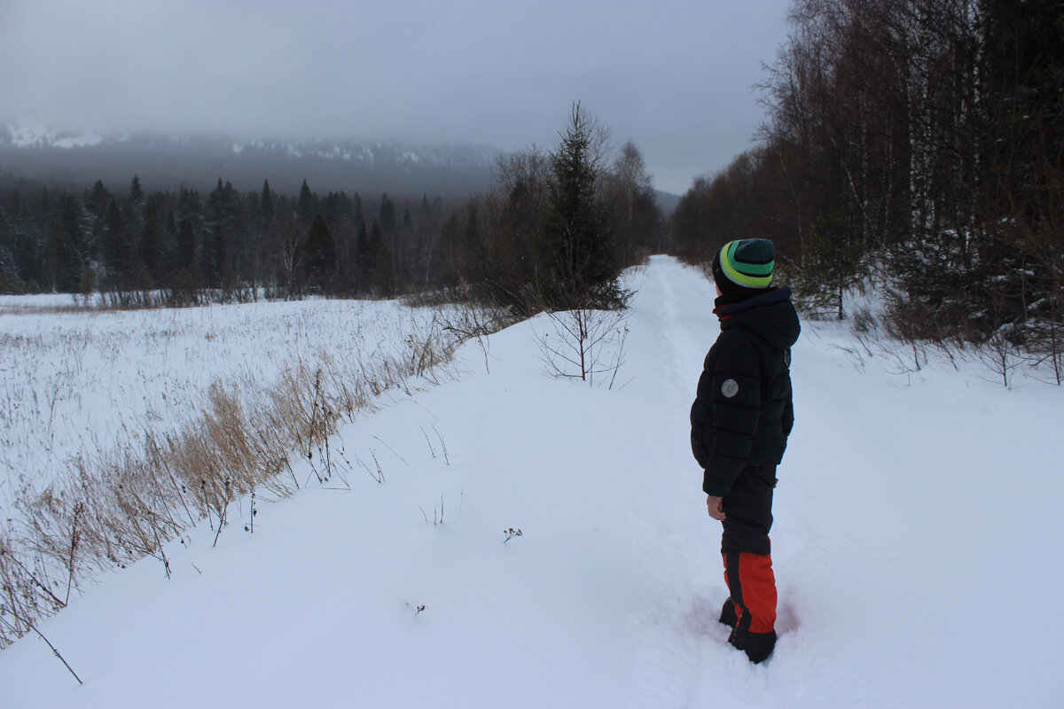 На фото ребенок критически оценивает, в какую глушь завезли его родители.