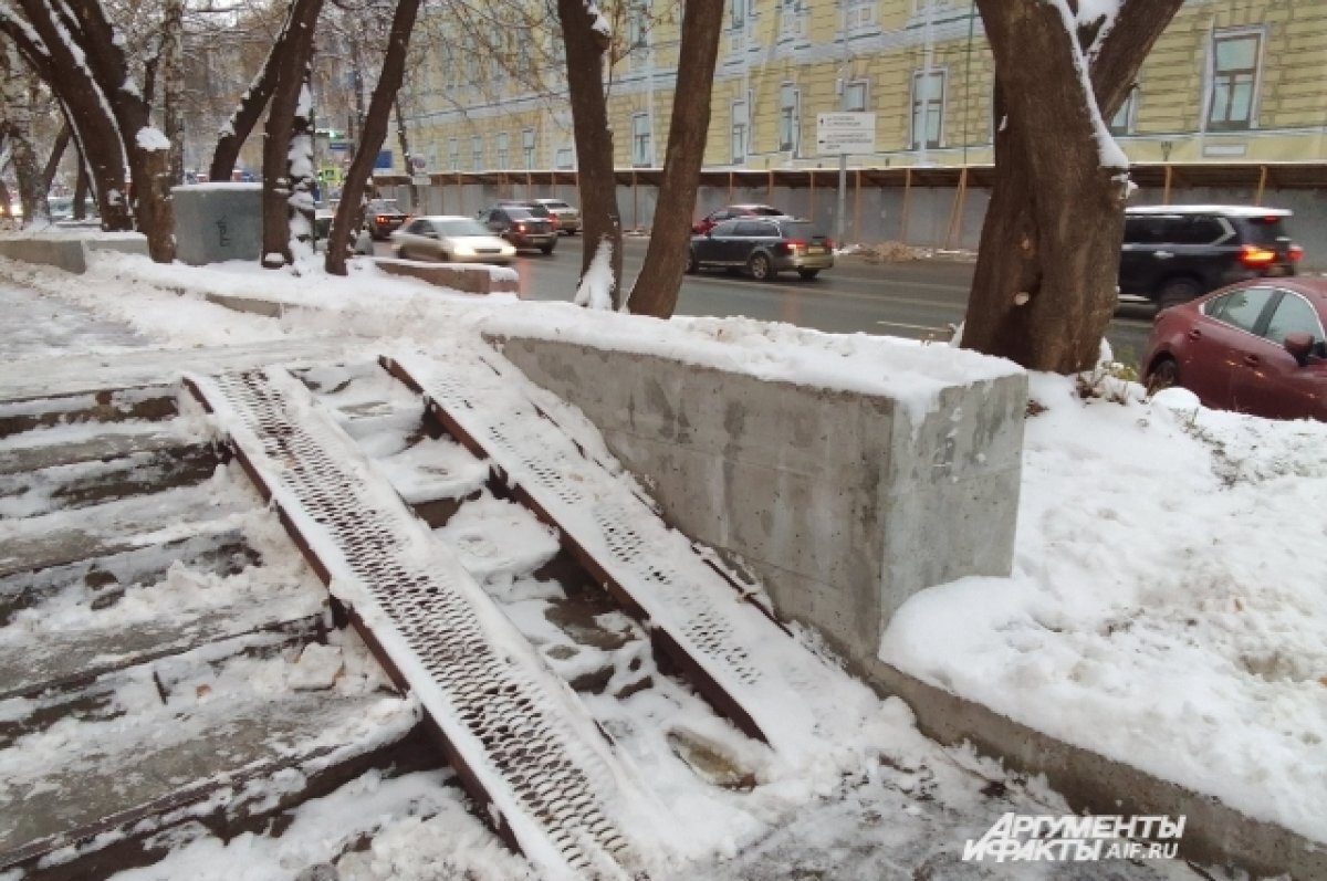    Пешеходам и водителям стоит быть осторожными при гололёде.