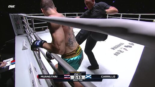 Простой БЕЛЫЙ ПАРЕНЕК УНИЧТОЖИЛ ЛЕГЕНДУ ТАЙСКОГО БОКСА 😱 Nico Carrillo vs. Muangthai