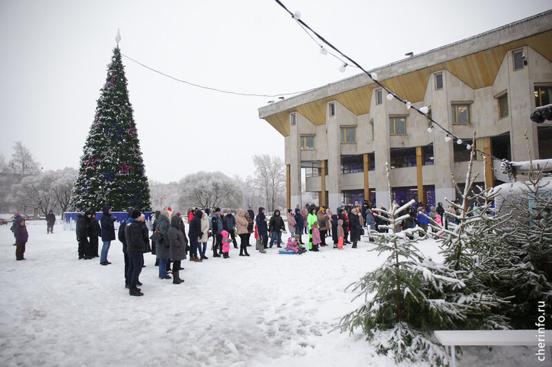    Сегодня на площади Молодежи открылась новогодняя ярмарка.