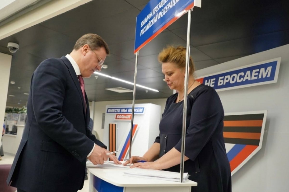    Дмитрий Азаров поставил свою подпись в поддержку Владимира Путина