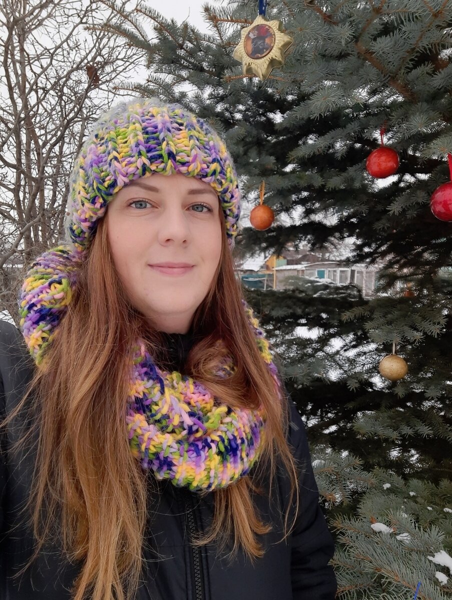 У нас елка стоит на улице