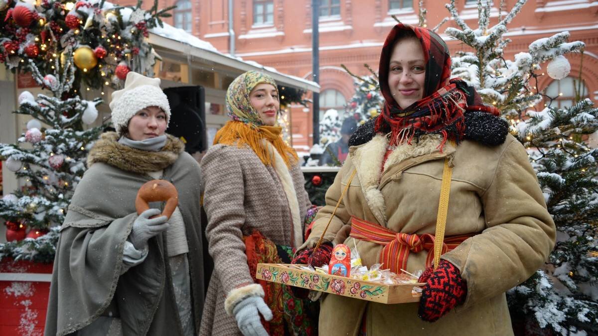    Участники фестиваля слева направо: Екатерина Морозова, Дарья Иванова и Ярослава Жукова / Фото: Пелагия Замятина / Вечерняя Москва