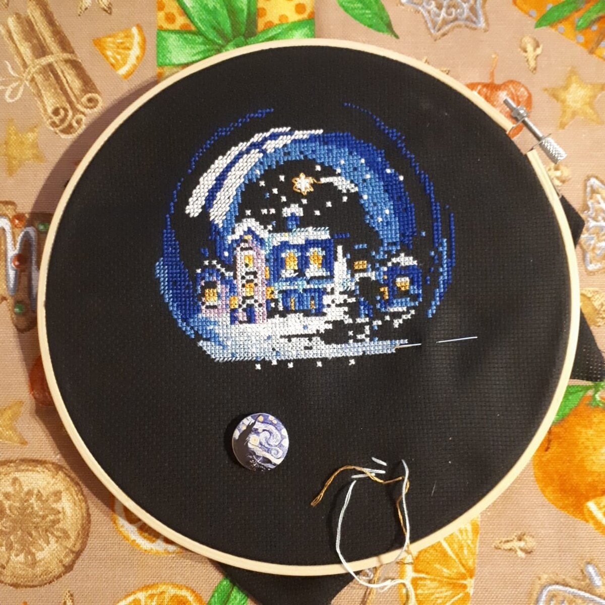 Работа продвигается. Вчера сняла видео про эту вышивку. Три раза переснимала. Результатом довольна, осталось выложить. 