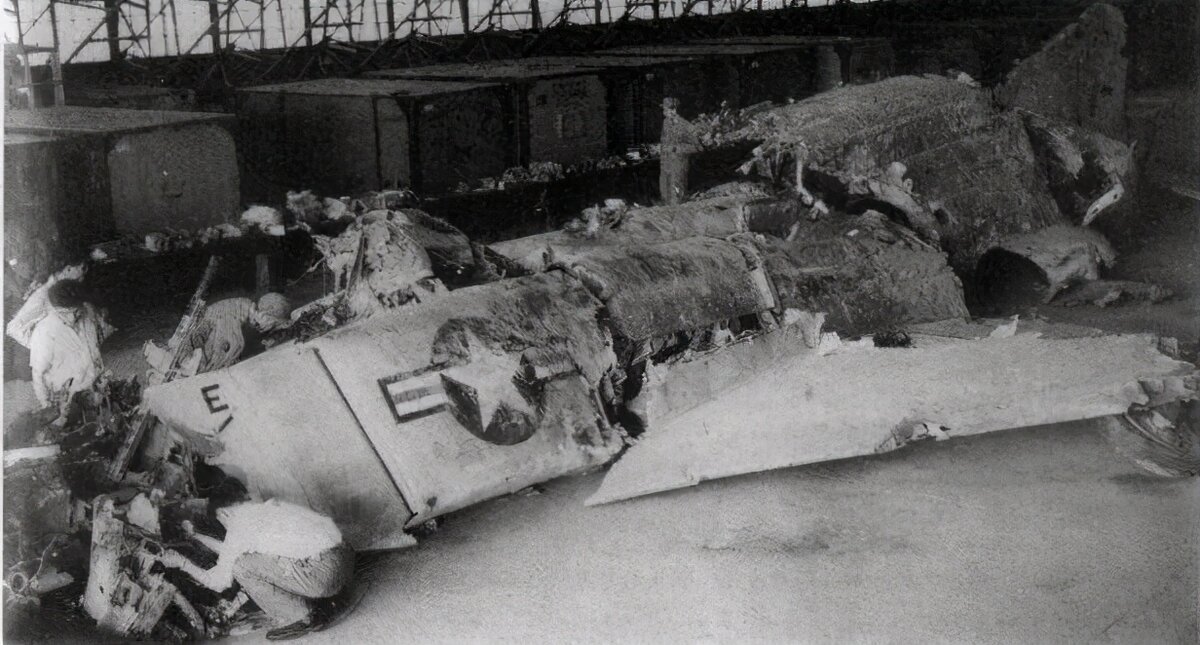 Поднятые части F-4B № 151403