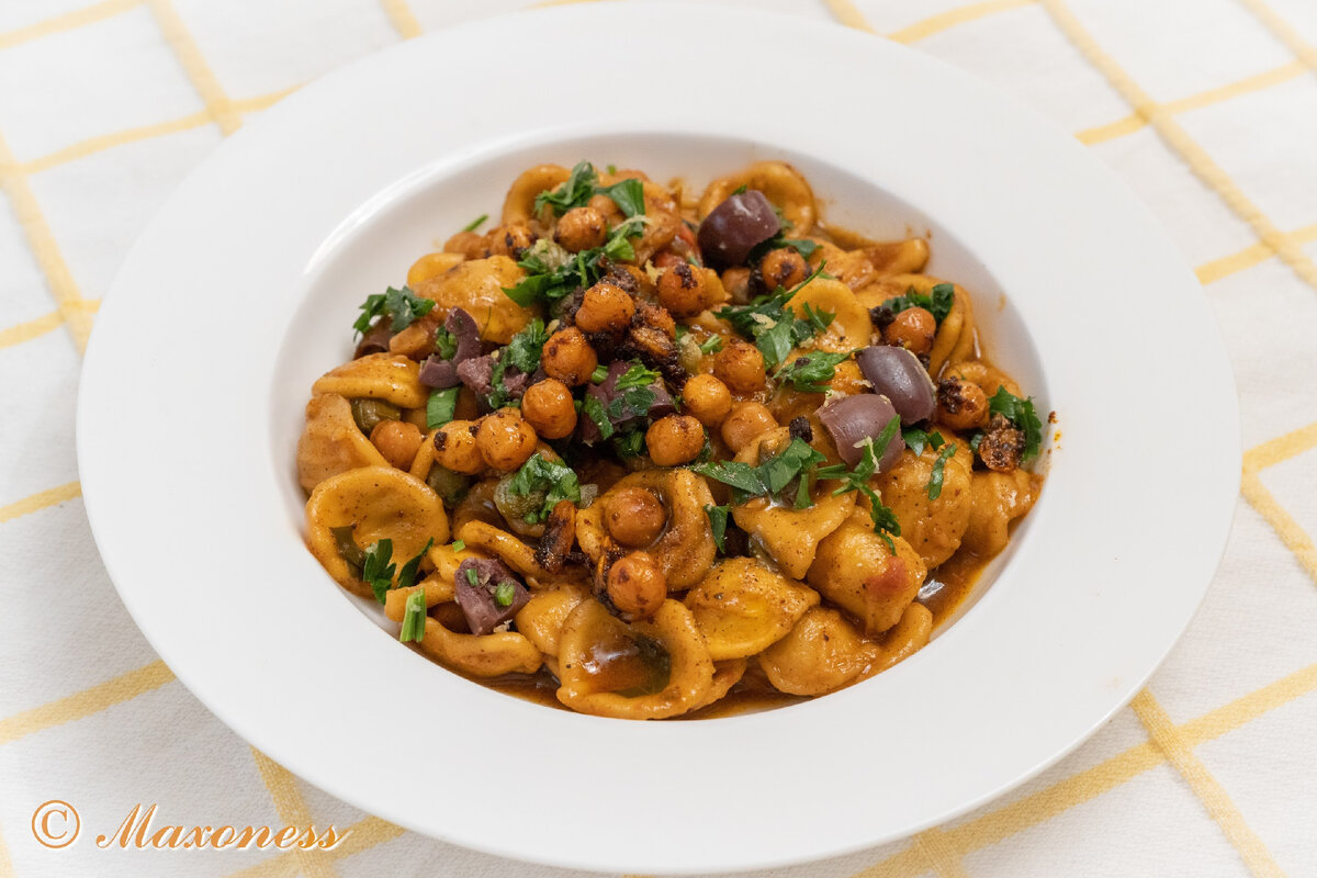 Орекьетте путтанеска на сковороде