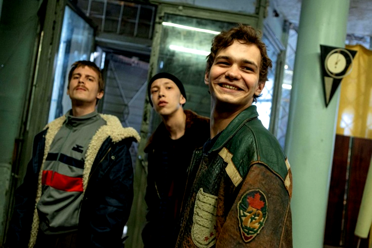 Не понимаю почему поднялся такой шум по такому сериалу. Абсолютно не за что зацепиться, герои высосаны из пальца. Пока "плохая" Америка снимает о проблемах современных проблемах, наши русские режиссеры снимают жалкую пародию на "Брат 2". 