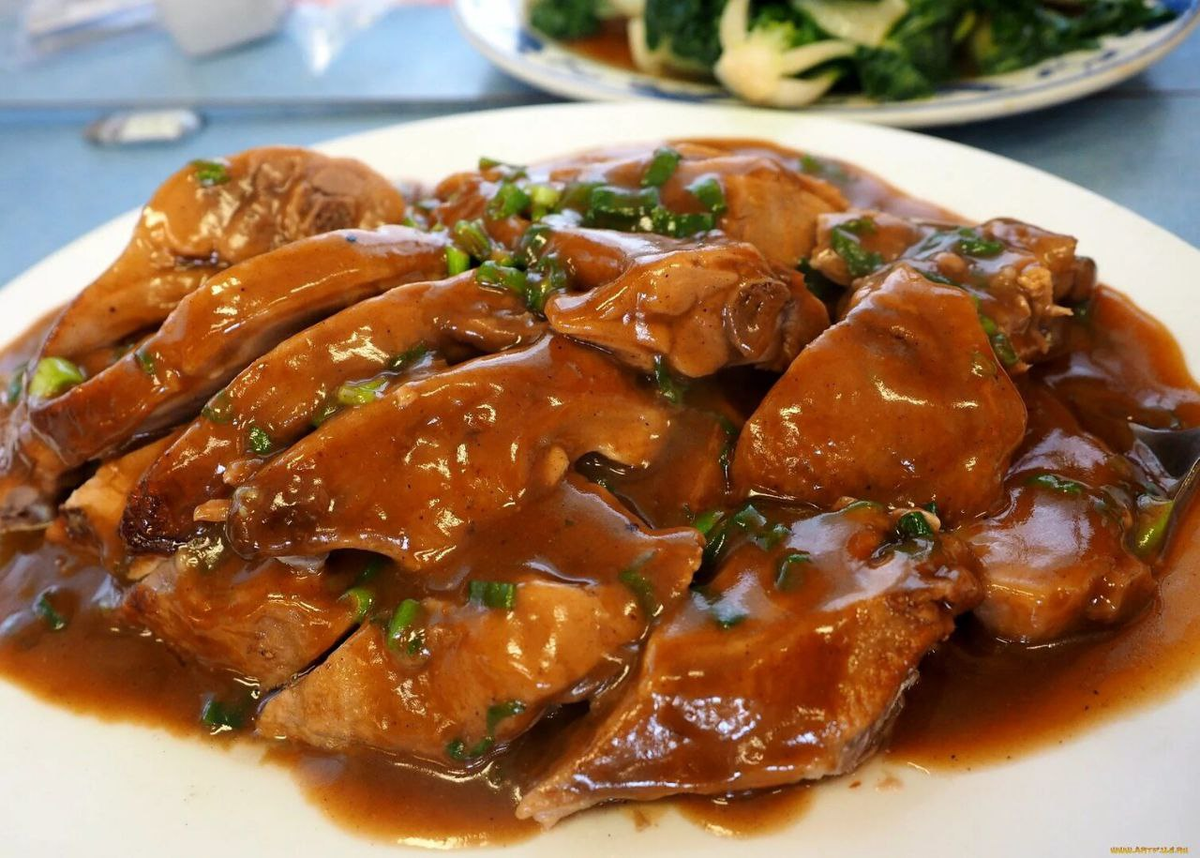 Мясо по китайски рецепт из свинины. Свинина в соусе. Свинина в пикантном соусе. Говядина в соусе. Говядина тушеная в соусе.