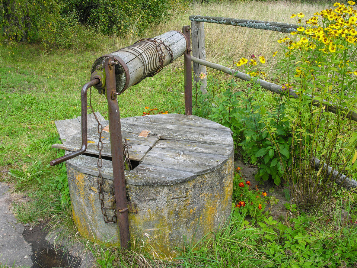 Old well. Барабан для колодца. Старинный колодец. Ворот барабан для колодца. Подъемный вороток для колодца.