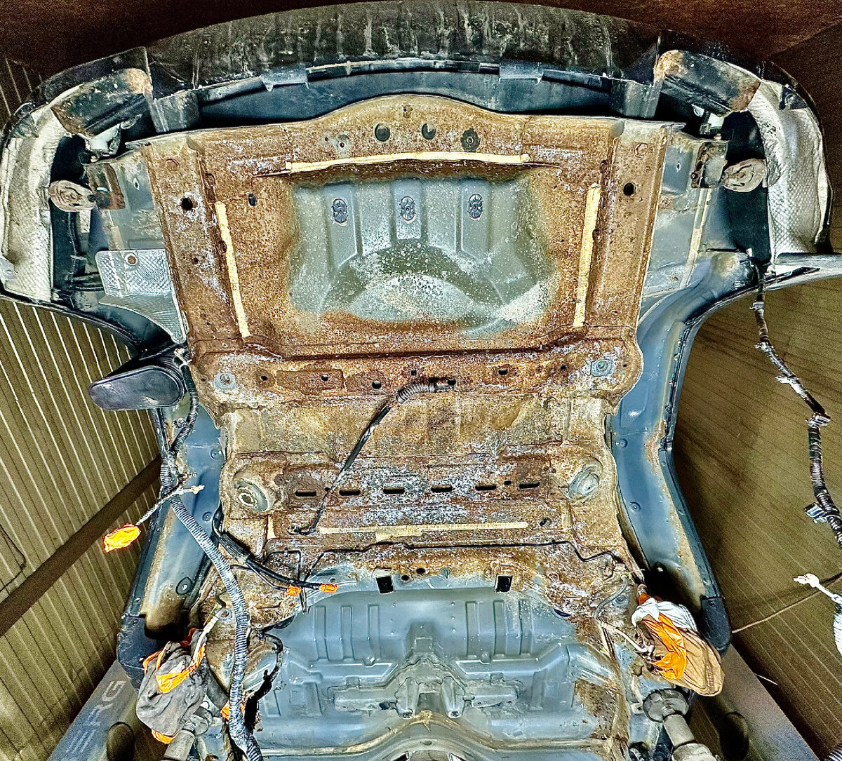 Антикор — состав, который поможет спасти кузов от появления «рыжиков» и тем самым продлить срок его службы. Суровый климат, плохое состояние дорог и агрессивные реагенты пагубно влияют на автомобиль целиком. Под угрозой всё: от электрических компонентов и подвижных деталей до резиновых уплотнений и пластика в салоне. Но больше всего достаётся кузову, особенно его нижней части, страдающей от летящих с дороги камней и грязи. Антикор для днища автомобиля наносят ещё на заводе, но зачастую слой оказывается недостаточно прочным — иногда можно обнаружить явные следы ржавчины, осмотрев снизу даже годовалую машину. Поэтому требуется дополнительная защита.