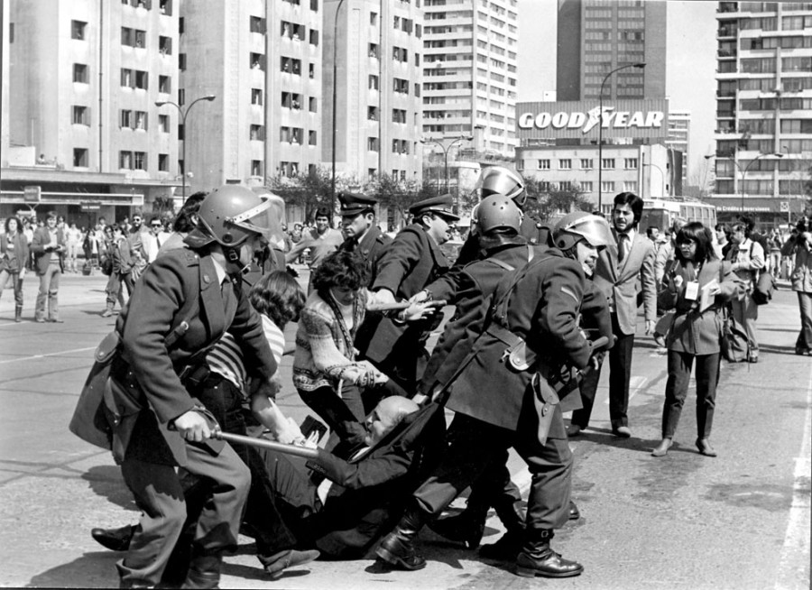 События в чили. Стадион Сантьяго Пиночет. Переворот в Чили в 1973 Пиночет. Стадион в Сантьяго 1973.