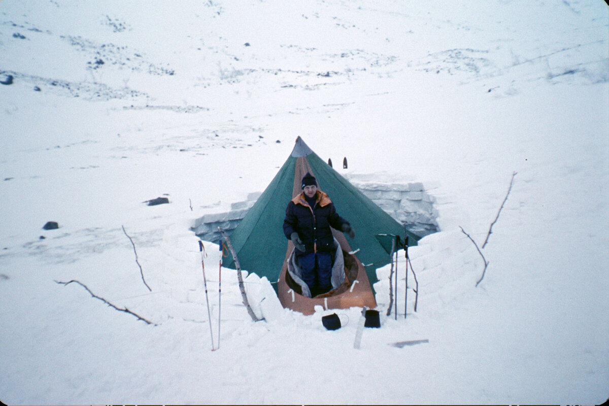 Палатка-чум по книге Лукоянова П.И. "Самодельное туристское снаряжение", 1986, на склоне горы Лявочорр.