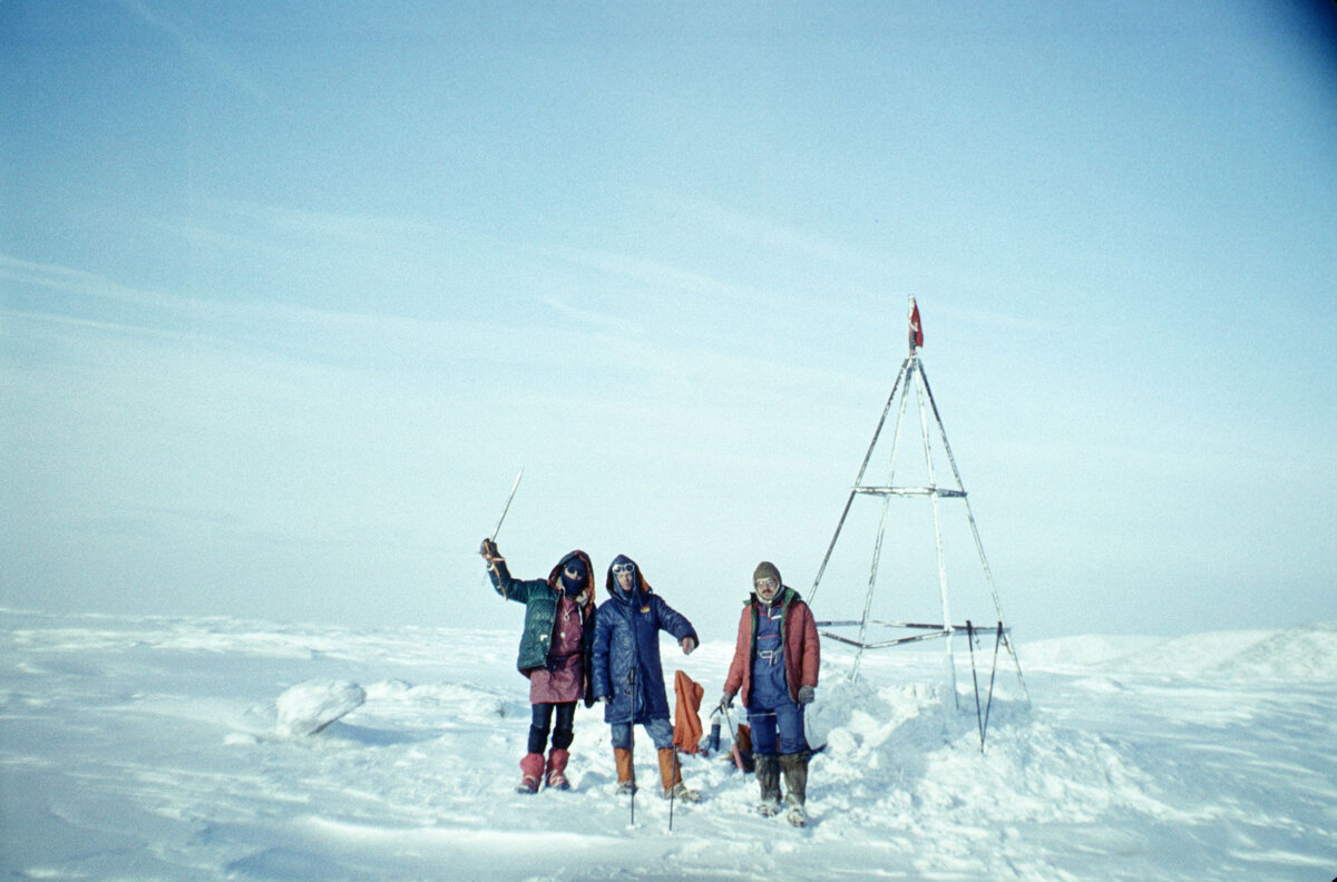 Разношерстная одежда одна под другой на вершине горы Часначорр: анораки, пуховки, парки, маски, бахилы.
