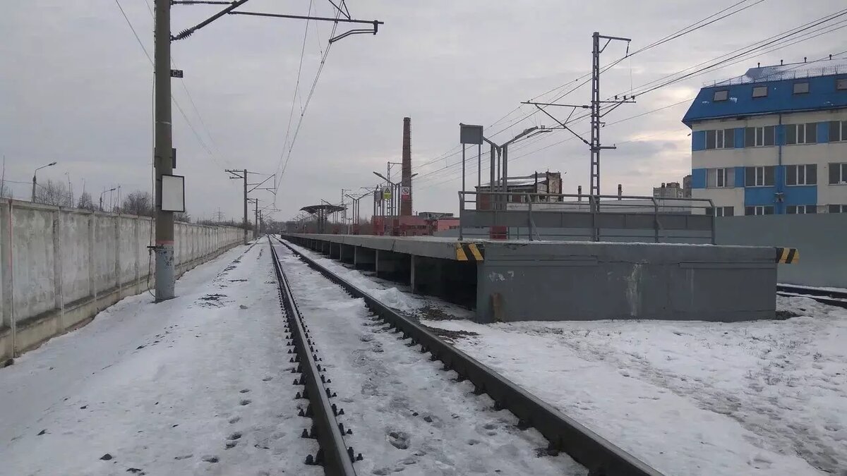     Жители Казани пожаловались на то, что пешеходный переход через железную дорогу по улице Копылова так и преграждают поезда. Об этом пишут очевидцы в Telegram-канале «Казань на максималках».