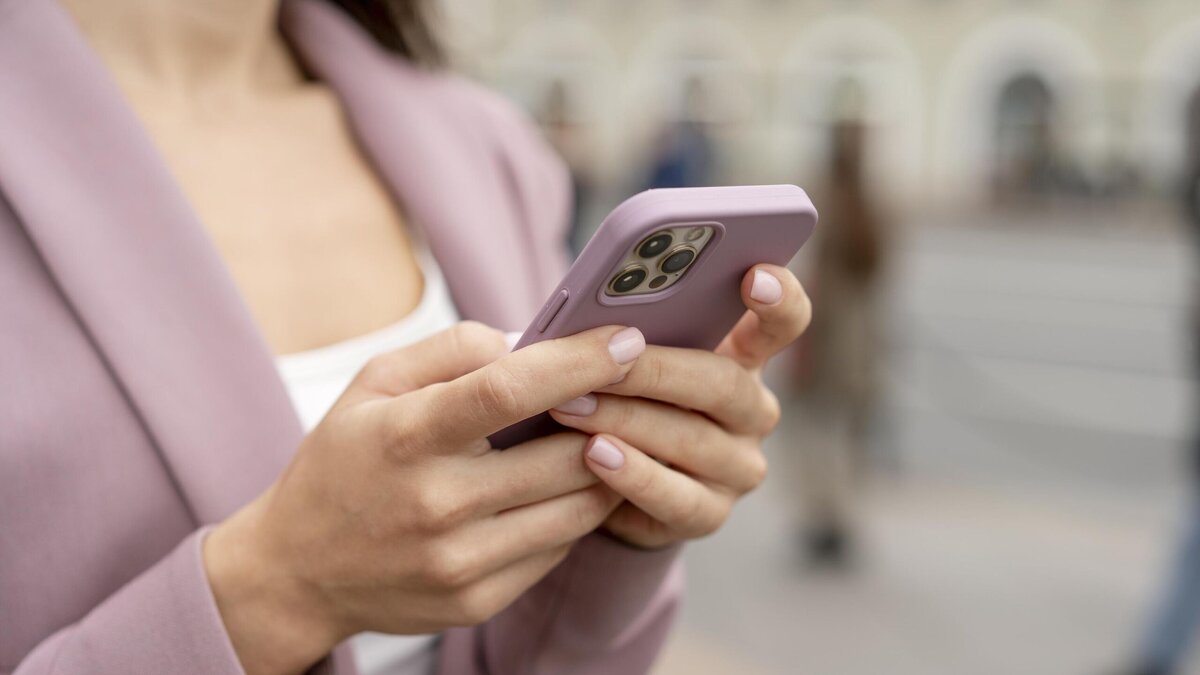    Все еще не снимаете телефон с зарядки, пока не увидите 100%? А ведь делать этого совсем не нужно© Freepik | freepik