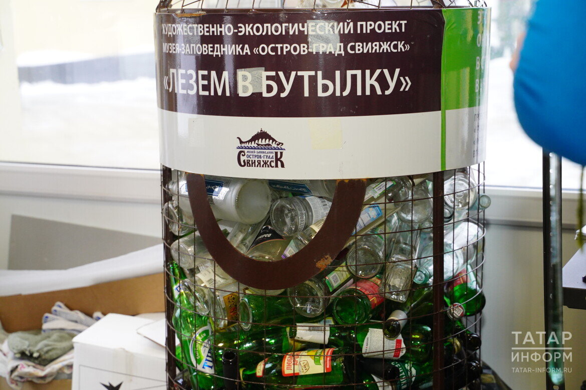 ​Сырьем служат стеклянные бутылки, которые с лета на острове щепетильно собирают сотрудники музея и местные жители. Фото: © Абдул Фархан / «Татар-информ»