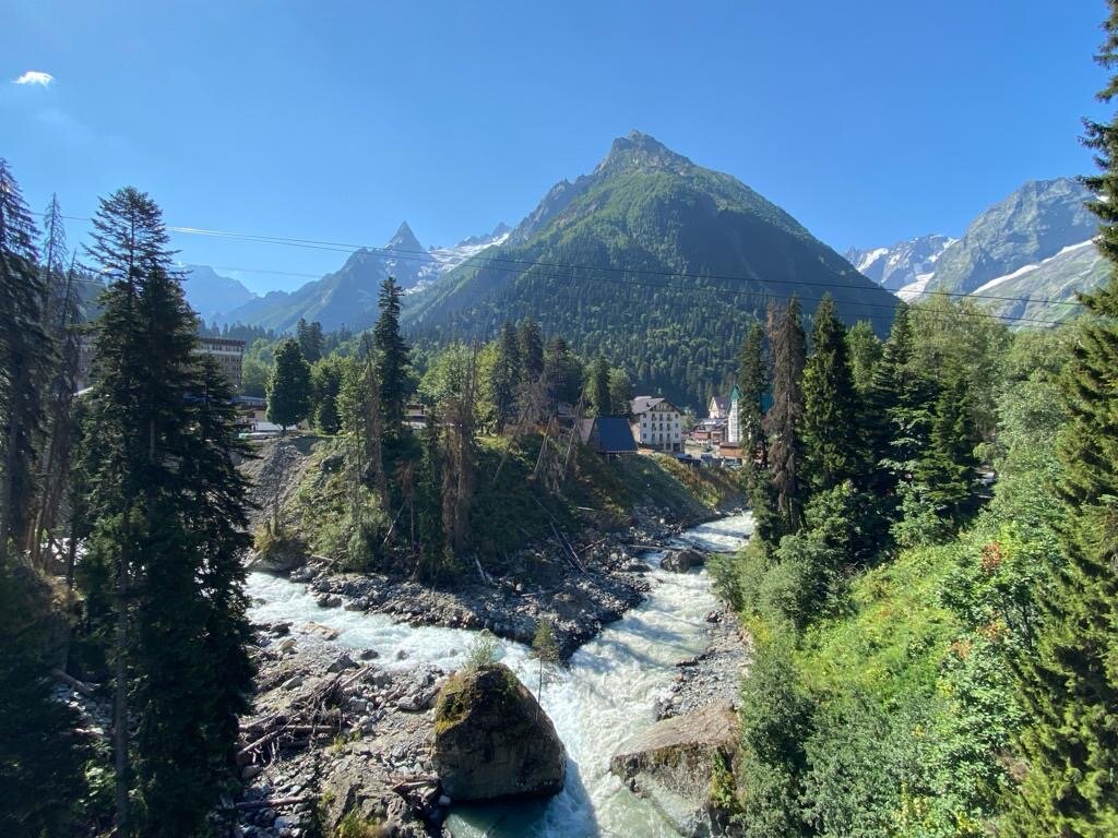 Слияние рек. Спереди пик Театральный.