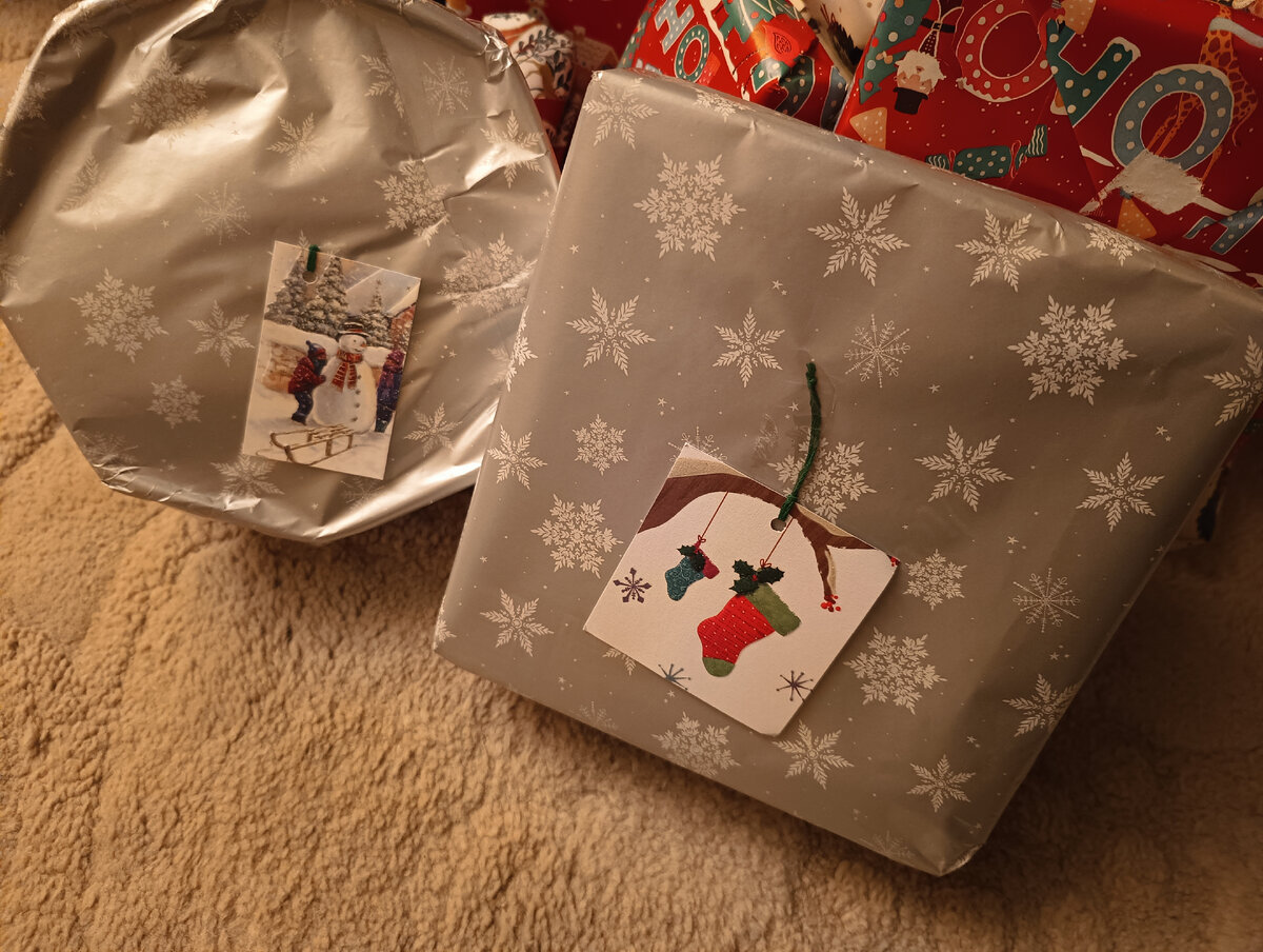 Вот такие маленькие открытки-лейбочки прикрепляются к подаркам. На обратной стороне написано, кому предназначен подарок